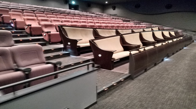 スクリーン1 ユナイテッド シネマお台場のペアシート 体験談 キネマフリーク 映画館のストレスを特別シートで快適に